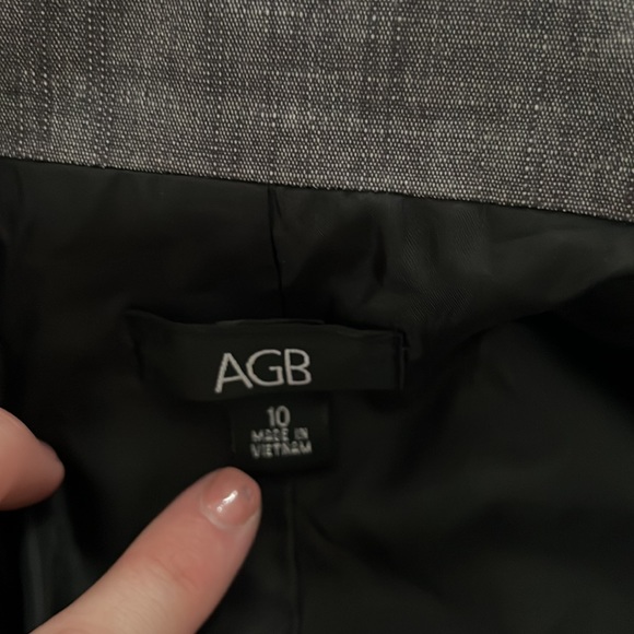 Short Sleeve Blazer and Sleeveless Dress - Picture 4 of 7